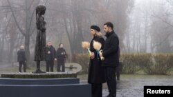 Președintele ucrainean Volodimir Zelenski și prima-doamnă Olena Zelenska vizitează un monument dedicat victimelor Holodomorului la Kiev, pe 22 noiembrie.