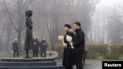 Presidenti ukrainas, Volodymyr Zelenskyiy, dhe zonja e parë, Olena Zelenska, vizitojnë një monument për viktimat e Holodomor në Kiev, më 22 nëntor.