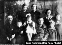 Мойсей Нусіновіч Барій (1870–1949) та Шприня Мнашівна Барій (1870–1967) та їхні діти і внуки. Наймолодший – Леонід Гулько