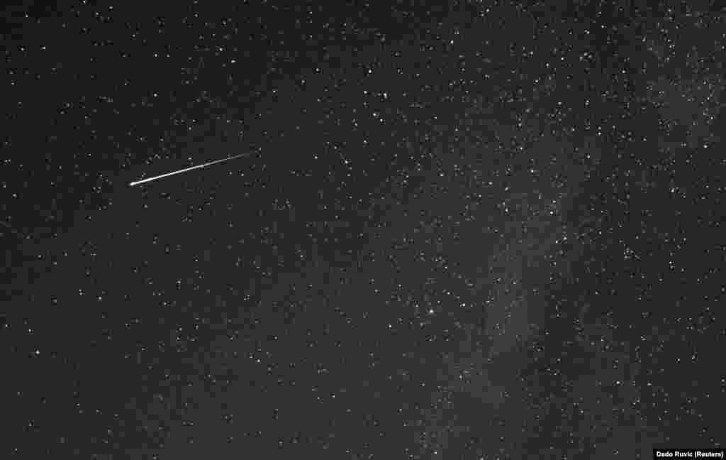 Un meteor, observat deasupra muntelui Tvrtkovac, în timpul ploii de meteoriți Perseid, văzută din Zenica, Bosnia și Herțegovina, la data de 8 august 2021.