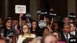 კონგრესში პრეზიდენტ ტრამპის გამოსვლისას დემოკრატებმა გააპროტესტეს მისი და ილონ მასკის პოლიტიკა, რომელიც მათ შორის მიმართულია ჯანდაცვის და ვეტერანთა დაცვის პროგრამების დაფინანსების შემცირებისკენ