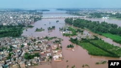 د پنجاب د سر ښار لاهور په څنډو کې د سېلاب اوبه په ابادۍ ورغلې دي - د اګست ۲۸مې انځور
