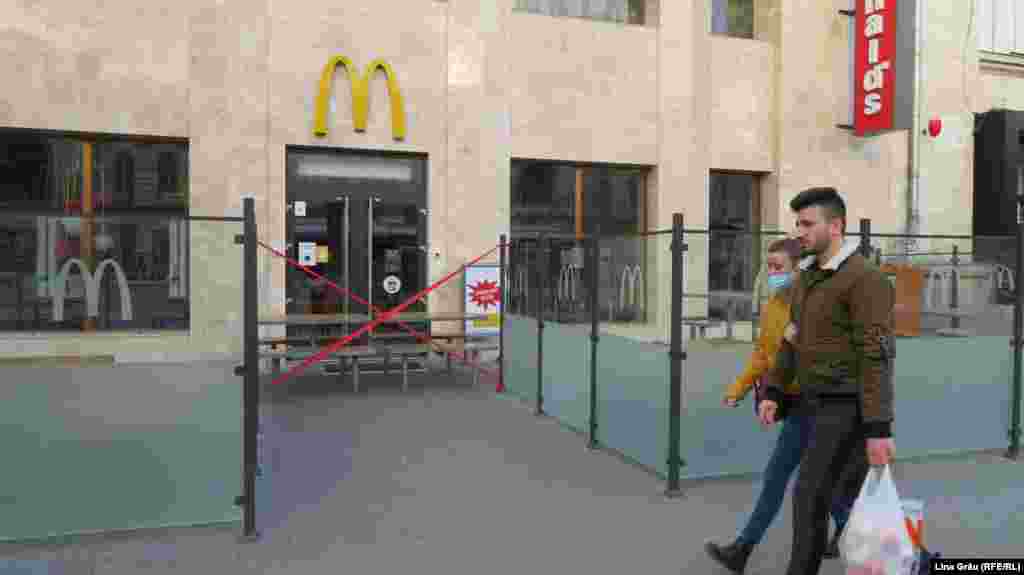 Restaurantul McDonald's din centrul Chișinăului s-a închis din cauza epidemiei de coronavirus. &nbsp;