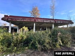 Ruševine i korov u krugu "Vitezita", 22. oktobar 2025.