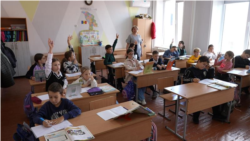 Tot mai mulți copii din stânga Nistrului aleg să învețe limba română. Cu ce probleme se confruntă școlile