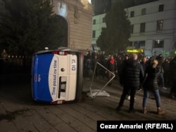 Susținătorii lui Călin Georgescu au răsturnat mașina jurnaliștilor de la Digi24.