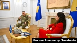 Претседателката на Косово Вјоса Османи и турскиот генерал-мајор Озканом Улутас во Приштина, октомври 2025 година