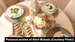 Bajramske trpeze su bogate brojnim jelima, najčešće tradicionalnim bosanskim i slatkišima. Baklava je neizostavna u skoro svakoj kući.