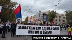 Učesnici protesta nose transparent na kojem je ispisan stih pesme Kosovo Polje Matije Bećkovića, književnika i akademika poznatog po desno orijentisanim stavovima, Beograd, 11. oktobar 2025.