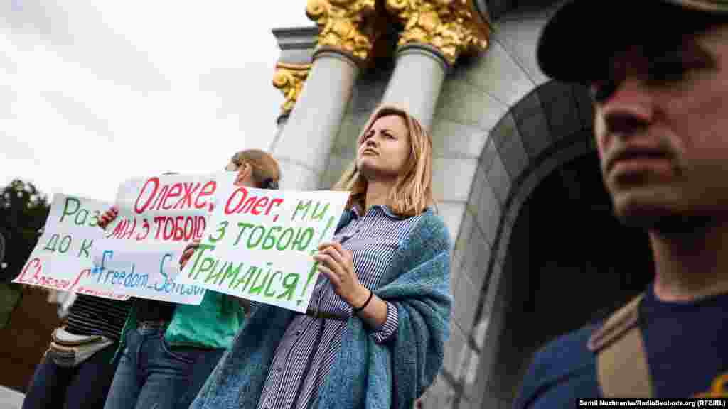 Май 2018 года. 6-й день голодовки Сенцова. Несколько сотен человек провели в центре Киева марш &laquo;Свободу защитикам Украины&raquo;. Помимо освобождения военнопленных, участники акции требовали выпустить из тюрьмы Олега Сенцова.