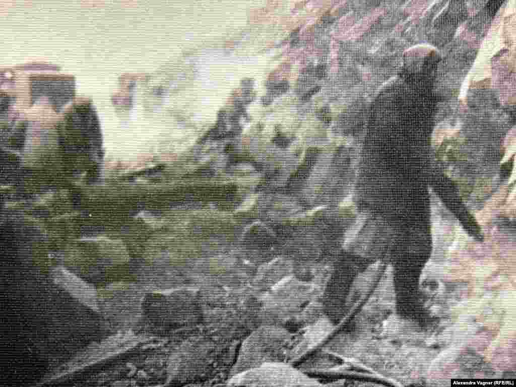 "Нужно было показать этапы этого пути. Вот у нас арест, слом, после которого жизнь закончилась. Вот у нас этап, вот у нас лагерь, в лагере работа, творчество, насилие. Затем освобождение и память. Все эти темы показаны посредством экспонатов", &ndash; рассказала сотрудница "Мемориала" на открытии пражской экспозиции &nbsp;