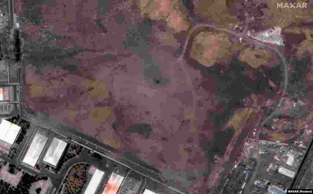 На цьому супутниковому знімку від 15 червня – збагачувальна установка в Натанзі, знімок праворуч був зроблений 22 червня, на ньому видно кратер, що утворився після ударів США