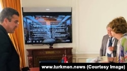 Türkmenistanyň Fransiýadaky öňki ilçisi Şöhrat Jumaýew (çepde).