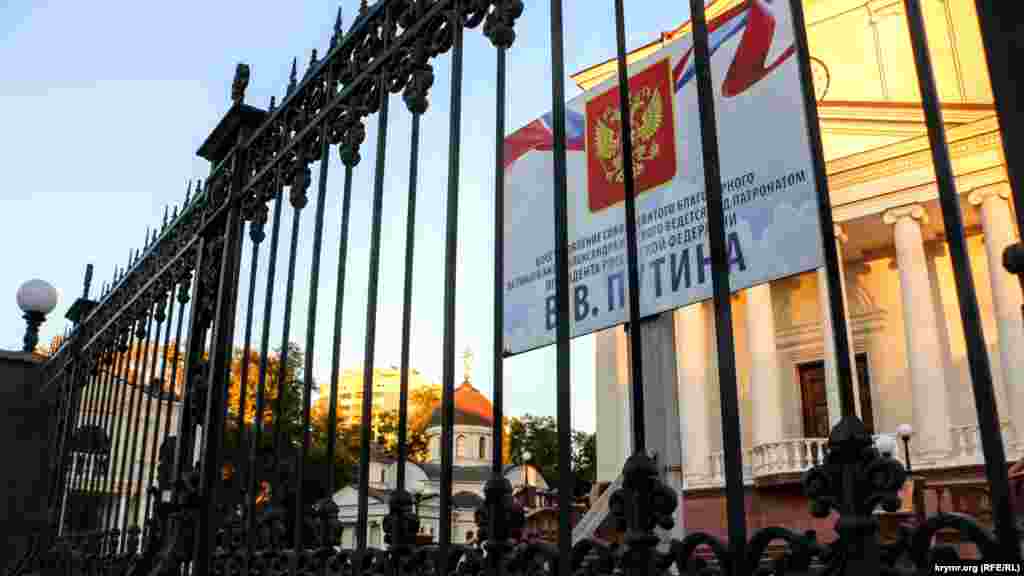 Спочатку православний храм будувався під патронатом колишнього прем'єр-міністра Криму, а нині народного депутата України Сергія Куніцина. Після анексії в 2014 році будівництво продовжилося під патронатом президента Росії Володимира Путіна. Відповідна табличка встановлена на території культової споруди