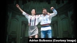 Scena cu Mimișor și Crișan în costume populare.