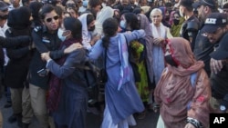 په کراچۍ کې پولیس د بلوڅانو یووالي کمېټۍ فعالانې نیسي - د مارچ ۲۴مې انځور. 