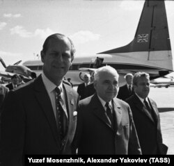 Україна. Принц Філіп, герцог Единбурзький, в аеропорту «Бориспіль». Він прилетів до Києва особистим літаком, за штурвалом якого перебував сам. Вересень 1973 року