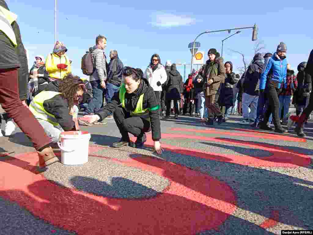 Detalj sa blokade jedne od saobraćajnica u Novom Sadu, učesnici su crvenom farbom ispisali na putu natpis "100 dana, 0 odgovora", 9. februar 2025.&nbsp;