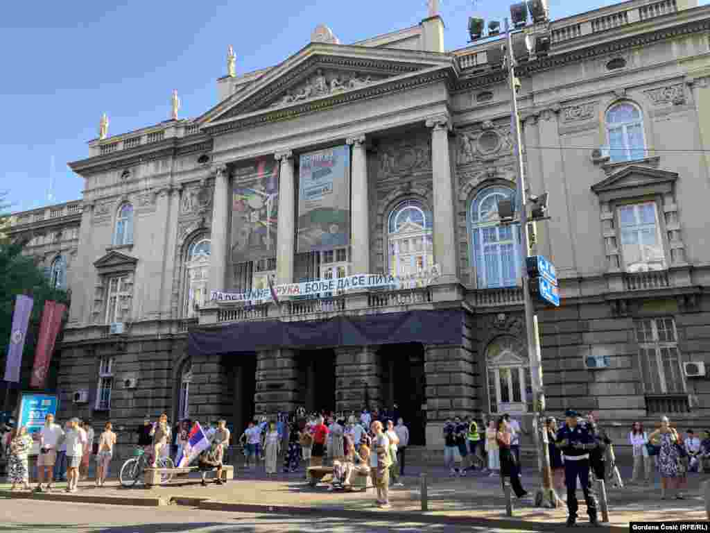 Učesnici blokada ispred Elektrotehničkog fakulteta u Beogradu. Sedište fakulteta je u prometnoj ulici Bulevar Kralja Aleksandra u širem centru grada (Beograd, 4. jul)