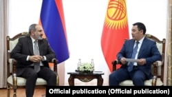 Армениянын премьер-министри Никол Пашинян жана Кыргызстандын президенти Садыр Жапаров. Ысык-Көл. 19-август, 2021-жыл.