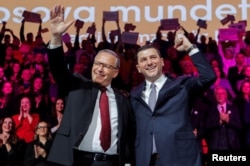 Memli Krasniqi (majtas) dha dorëheqje nga pozita e kreut të partisë, pak muaj pas nisjes së mandatit të dytë.