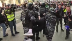 Як силовики затримували людей на мітингах у Росії – відео