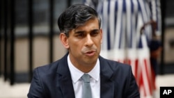 Rishi Sunak, prim-ministrul demisionar al Partidului Conservator din Marea Britanie, se adresează presei. Vineri, 5 iulie 2024.