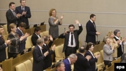 Мамдуманын депутаттары Крымды Орусиянын бөлүгү катары тааныган келишимди жактыргандан кийин, 20-март, 2014