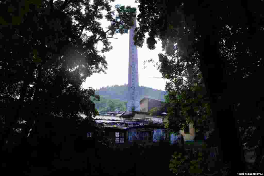 Буга чейин&nbsp;бул жерде 1 200 киши иштегенин айтат заводдун мурдагы кызматкери. "Мурда мен жумушчуларды автобус менен ташычумун. Азыр болсо ал жерде эки жумушчу асма шамдар үчүн тетик жасашат", - деп айтты ал. Жергиликтүүлөр заводду ичине кирип көрсө болорун, бирок ал жакта кызыктуу эч нерсе жоктугун айтышат.