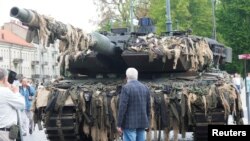 Un tanc german, la inaugurarea Brigăzii 45 de blindate „Lietuva" în Vilnius, pe 22 mai 2025