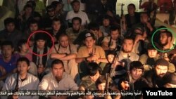 Сирияға барған ағайындылар - Жасұлан Сәрсенбек (қызыл шеңберде) және Еркемұрат Сәрсенбек (жасыл шеңберде). (YouTube сайтынан алынған скриншот).  