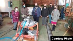 Машината на германската компанија „ГлобалКор“ и експертскиот тим кој го изработи проектот за чистење на депонијата на Југохром.