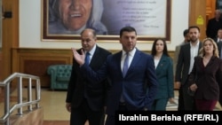 Memli Krasniqi (në mes) dhe Enver Hoxhaj (majtas) nuk kanë qenë në linjë për disa tema në kohën e fundit.