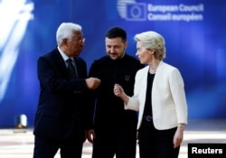 La summitul de la Bruxelles, președintele ucrainean Volodimir Zelenski a ieșit în fața presei împreună cu președintele Consiliului, Antonio Costa, și președinta Comisiei, Ursula von der Leyen.