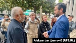 Алмат Мухамеджанов (слева), муж Динары Смаиловой, у здания суда в Подгорице перед заседанием по делу супруги. 15 апреля 2025 года