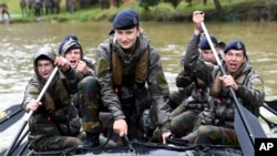 Prințesa moștenitoare a Belgiei, Elisabeth, văzută aici la un antrenament militar cu forțele comando belgiene, se află în anul I la Harvard, dar riscă să nu=-și mai poată continua studiile ka universitatea americană