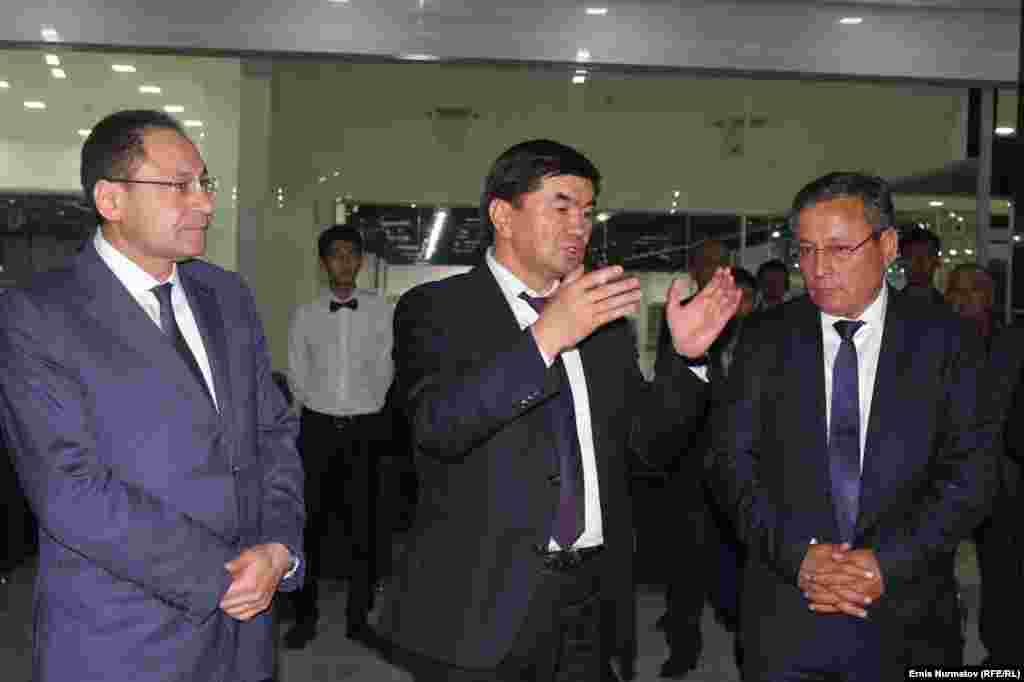 Эки өлкөнүн Анжиянда жолуккан делегация жетекчилери баарлашуу учурунда. &nbsp;