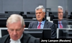 Hashim Thaçi dhe David Hooper, që është një nga avokatët e ish-presidentit Thaçi.