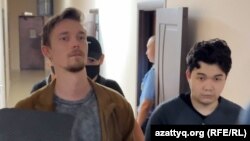 Александр Александров менен Жоомарт Дуулатов сотко алып келинген учуру. Архивдик сүрөт.