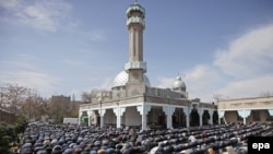 Бишкектин борбордук мечитиндеги жума намаз, 2010-жылдын 9-апрели. 