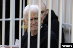 Лауреат Нобелівської премії миру Алесь Беляцький, співзасновник правозахисної групи «Весна», у клітці для обвинувачених під час судового засідання в Мінську, Білорусь, 5 січня 2023 року