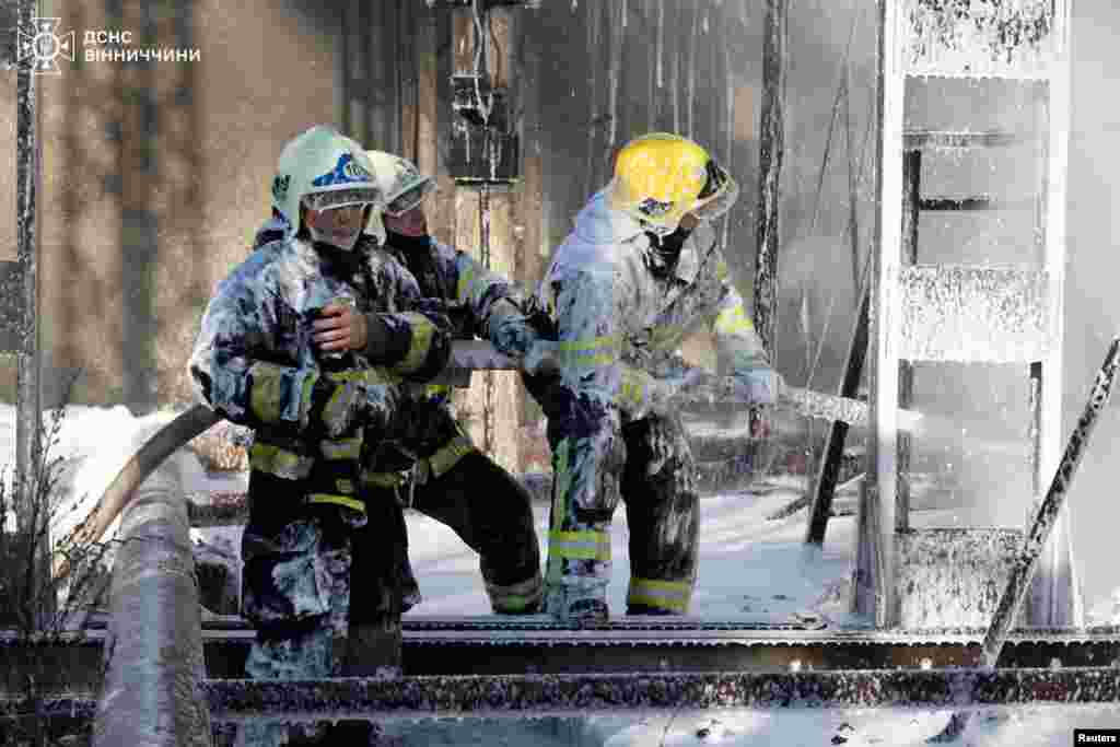 Робота пожежників на одному з об'єктів критичної інфраструктури на Вінничині, який було пошкоджено внаслідок російської атаки. Російські військові регулярно з різних видів озброєння &ndash; ударними БПЛА, ракетами, КАБами, РСЗВ &ndash; атакують українські регіони. Керівництво Росії заперечує, що російська армія під час повномасштабної війни завдає цілеспрямованих ударів по цивільній інфраструктурі міст і сіл України, убиваючи&nbsp;цивільне населення&nbsp;і руйнуючи лікарні, школи, дитячі садочки, об&rsquo;єкти енергетики та водозабезпечення. Українська влада і міжнародні організації кваліфікують ці удари, як воєнні злочини Російської Федерації і наголошують, що вони носять&nbsp;цілеспрямований характер.