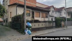 Smeće i otpad nagomilani oko kontejnera i kanti u Skoplju, oktobar 2025.