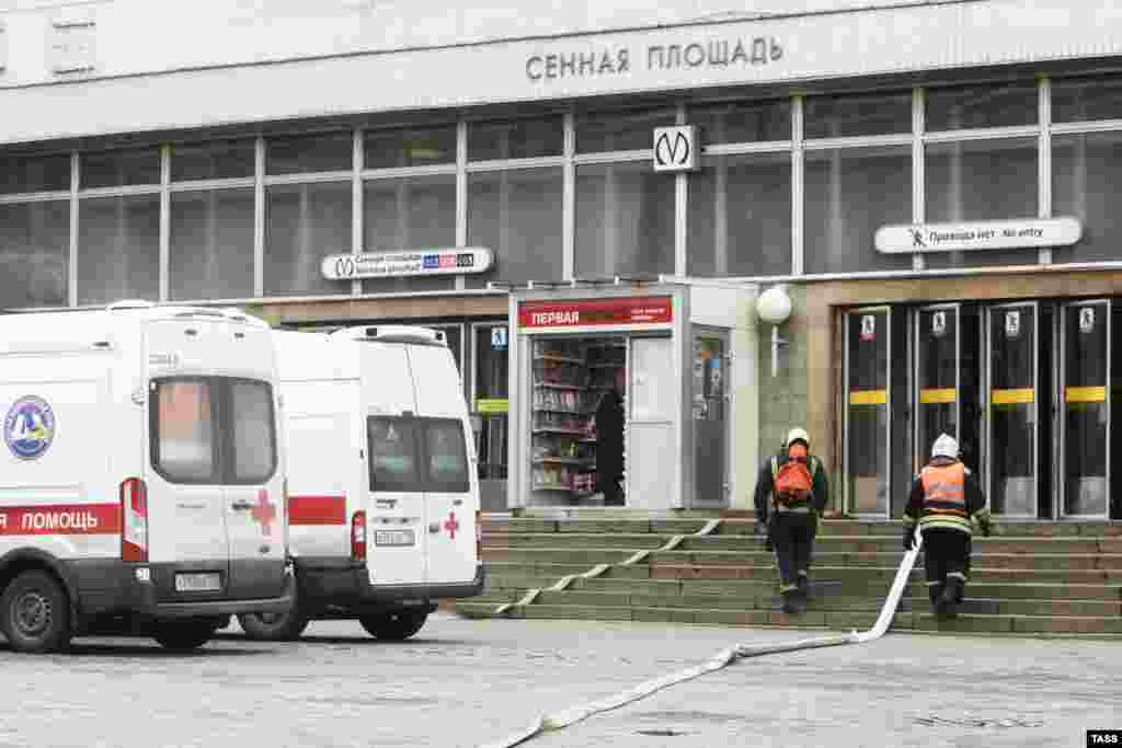 Выход со станции "Сенная площадь".