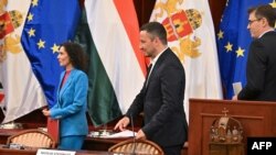 Comisara europeană Hadja Lahbib (stânga), vicepreședintele Parlamentului European Nicolae Ștefănuță (centru) și primarul Budapestei Gergely Karacsony la primăria Budapestei, pe 27 iunie.