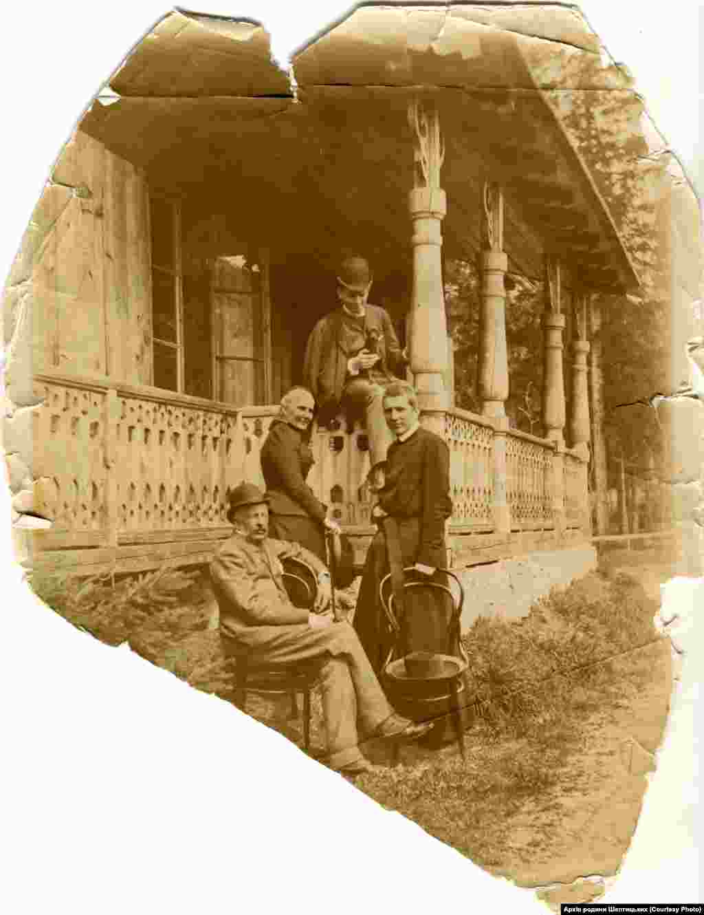 Граф Ян Кантій Шептицький, графиня Софія Шептицька (ур. Фредро), граф Казимир (о. Климентій) Шептицький, граф Роман (о. Андрей) Шептицький у Закопаному. Квітень 1892 р. Фото з колекції &laquo;Archiwum Szeptyckich&raquo; (Власність &laquo;Fundacji Rodu Szeptyckich&raquo;)