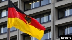 Njemačka zastava ispred sjedišta njemačke središnje banke (Bundesbank) u Frankfurtu, 2. maja 2022.
