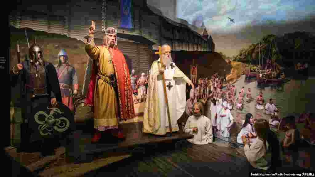 Композиція присвячена історичній події &ndash; масовому хрещенню киян у річці Почайна під&nbsp; стінами укріплень Київського Подолу в 988 році