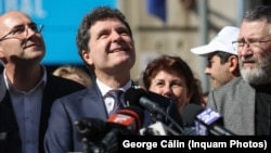 Nicușor Dan, candidat la alegerile prezidențiale, depune dosarul de candidatură și lista de semnături la sediul Biroului Electoral, în București, 7 martie 2025.