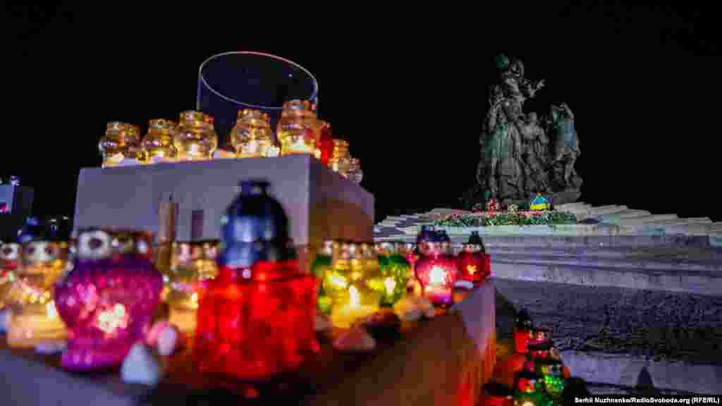 Упродовж двох пам&rsquo;ятних днів, з 10:00 до 19:00, кожен охочий вшанувати пам&rsquo;ять жертв Голокосту може прийти до Бабиного Яру та біля різних пам&rsquo;ятників на території заповідника взяти символічні камінці й лампадки, щоб покласти до меморіальних місць